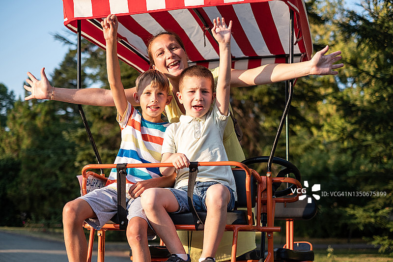 幸福的一家骑着四轮自行车图片素材