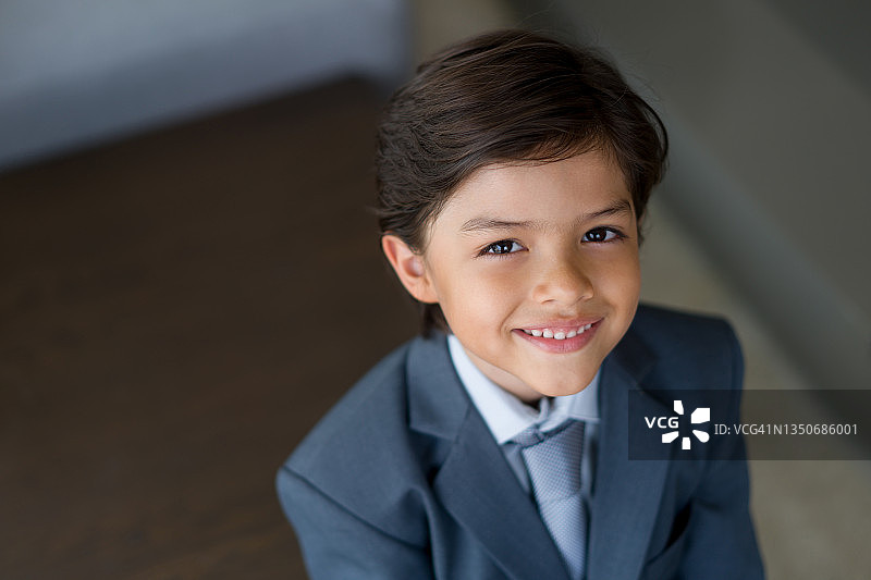 装扮成成功商人的男孩特写图片素材