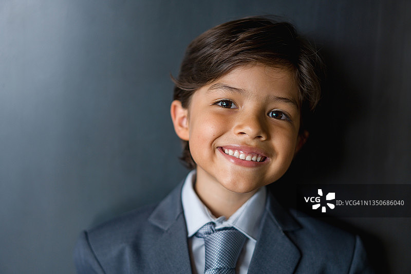 穿着商务套装的快乐年轻男孩图片素材