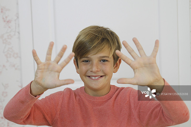 男孩伸出双手，露出十个手指图片素材