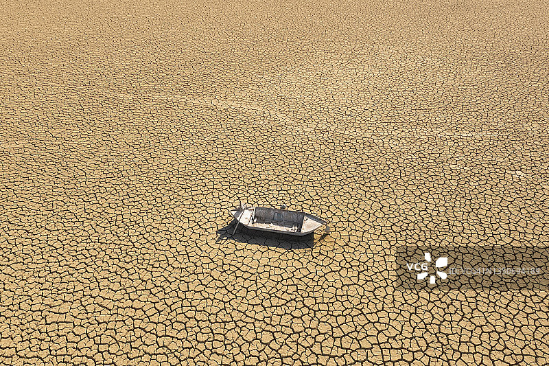 航拍干旱湖床上的渔船图片素材