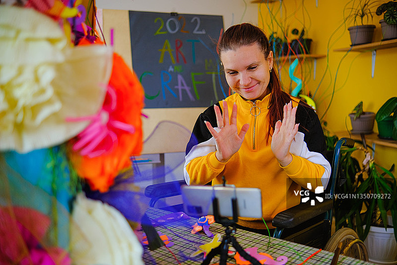拍摄DIY教程的残疾女美术老师，一节在线美术课图片素材
