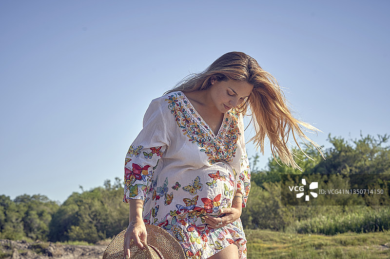 怀孕晚期母亲的肖像图片素材