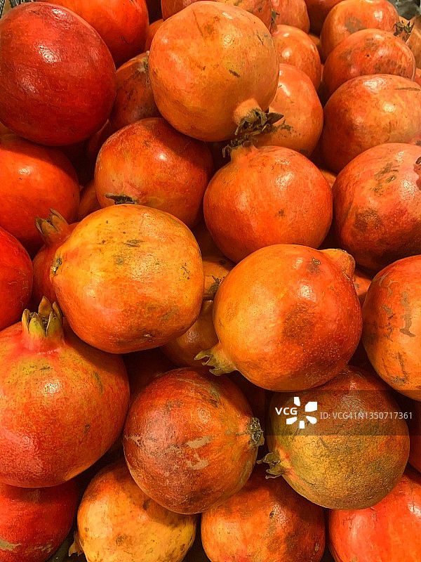 光泽美丽的有机石榴，市场摊位上的新鲜水果堆，健康美味的农产品，超级食品，热带水果，农贸市场食材，零食图片素材