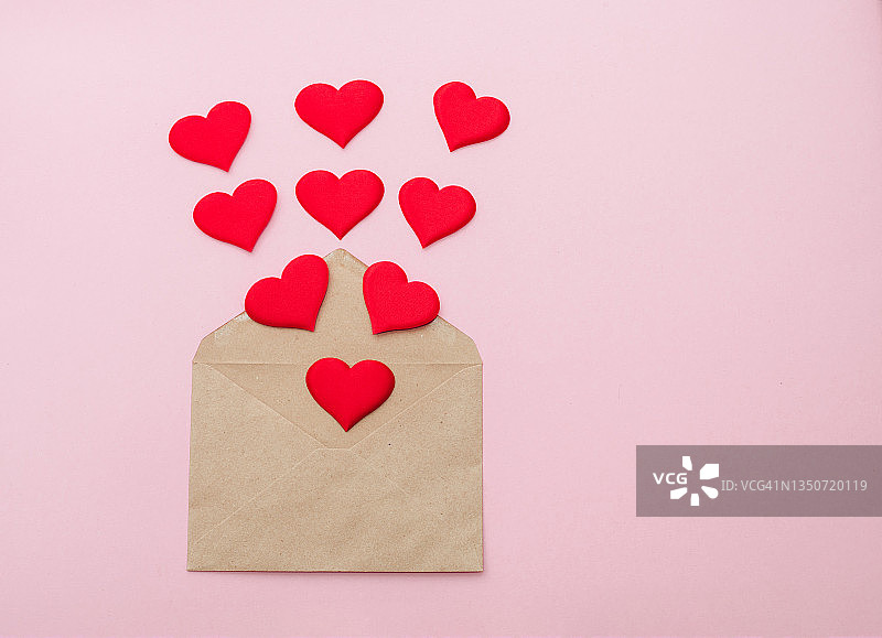 “感恩星期二”概念：粉色背景上的信封与红心图片素材
