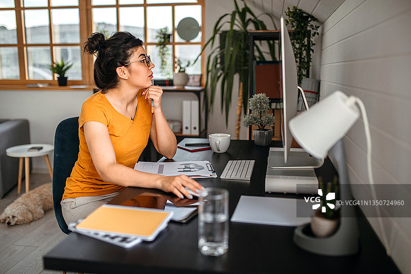 在家工作的数字艺术家图片素材