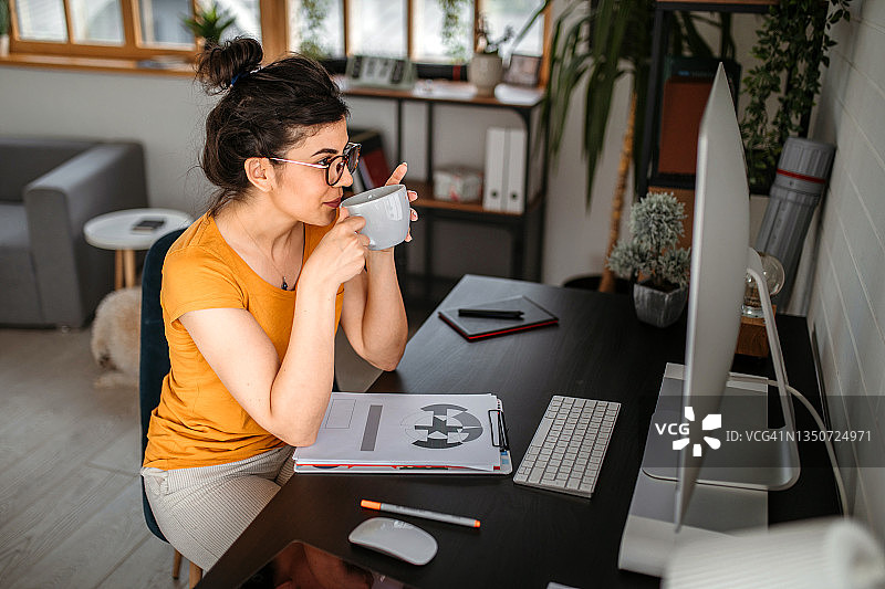 在家工作的数字艺术家图片素材