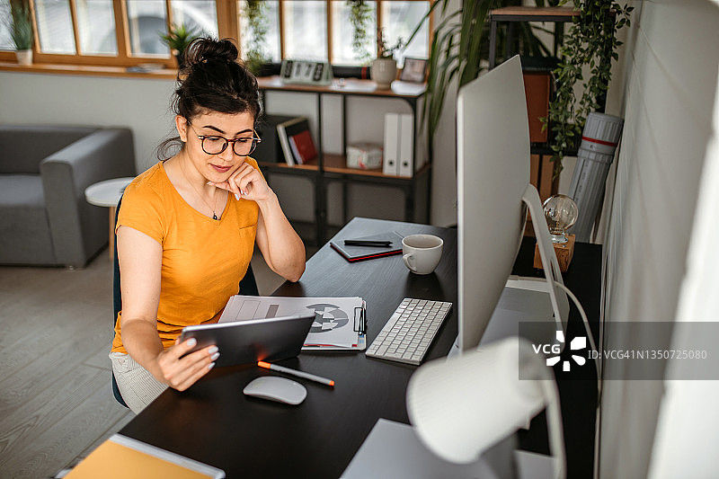 在家工作的数字艺术家图片素材