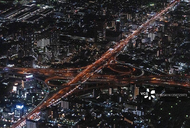 从飞机上俯瞰日本大阪的城市高速公路枢纽图片素材