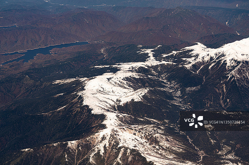 日本富山雪峰秋色山峦航拍图片素材
