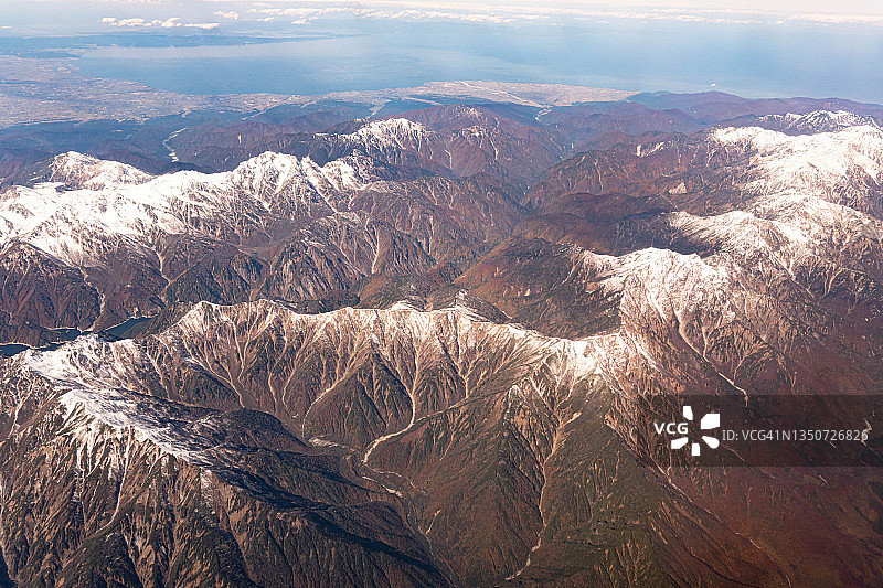 从飞机俯瞰日本长野和富山的雪山秋色图片素材