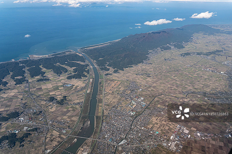 从飞机上俯瞰日本新泻县长冈市和燕市图片素材
