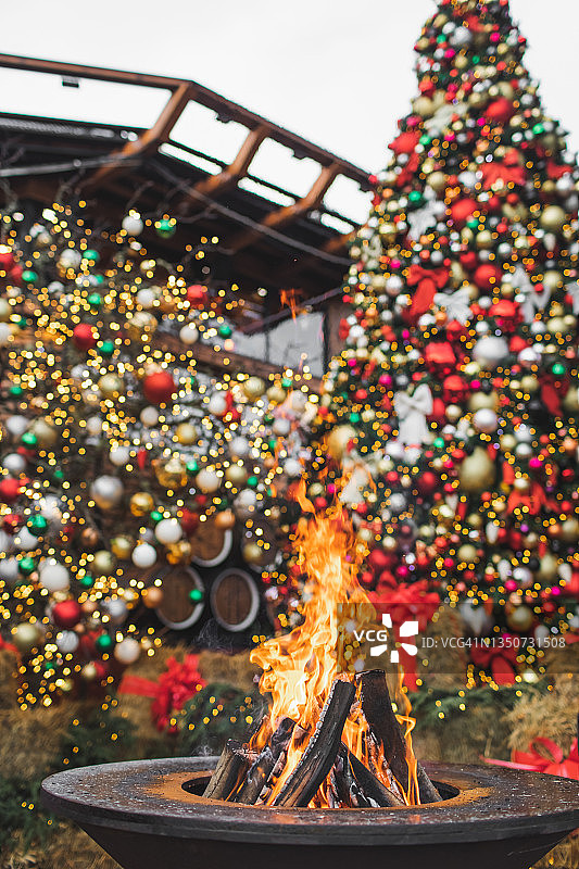 圣诞市场上的冬季火盆图片素材