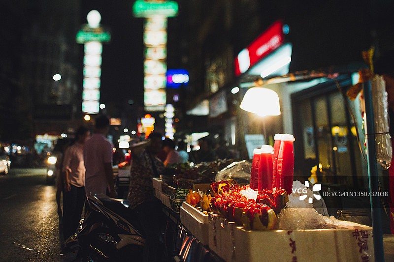 夜晚街头上的新鲜压榨石榴汁图片素材
