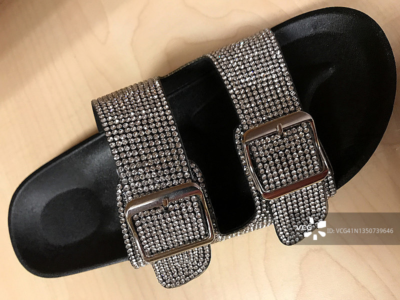 镶银色亮片的双扣黑色拖鞋图片素材