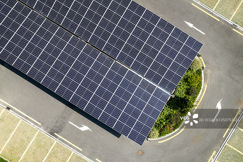 太阳能电池板和带有驾驶方向的环形车道图片素材