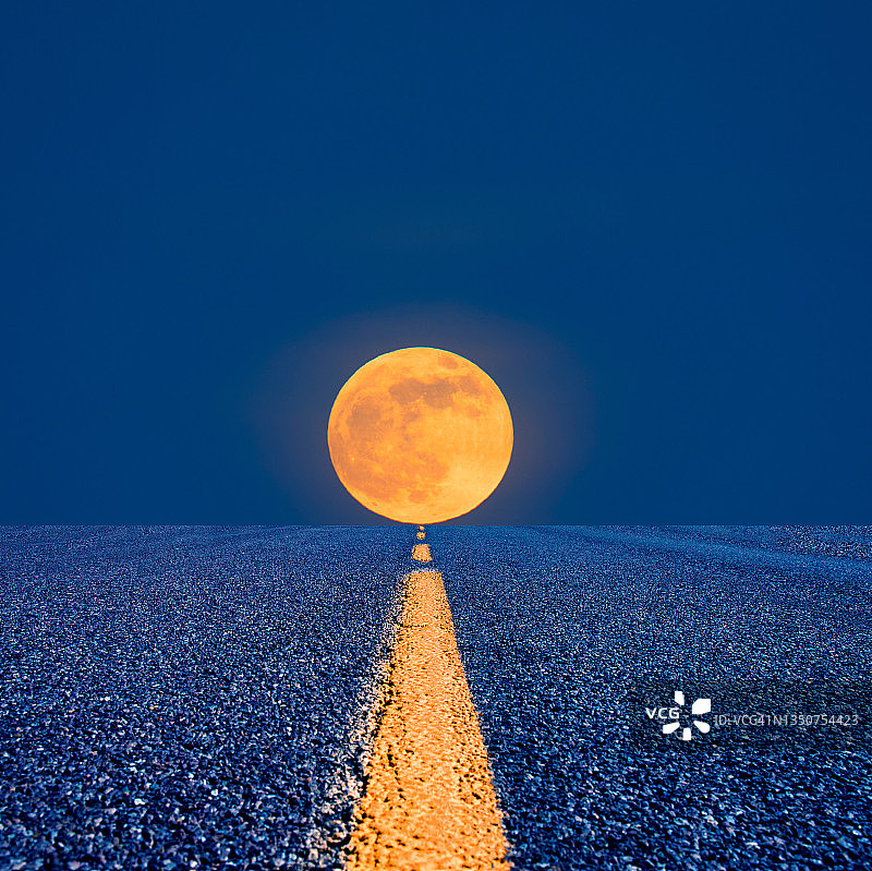 通往巨大月亮的公路合成图像图片素材