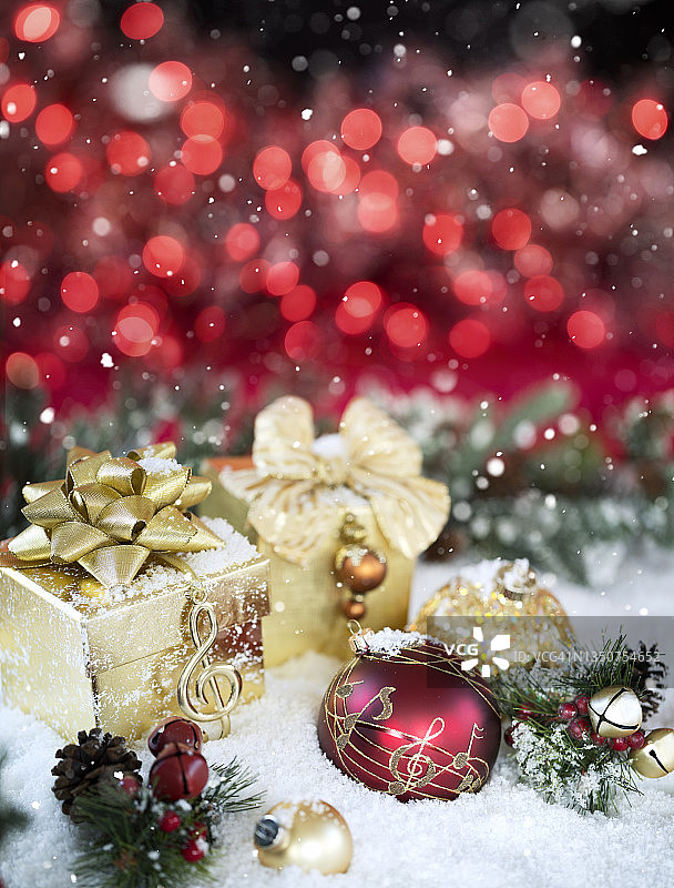 红色雪地圣诞节礼物装饰背景图片素材