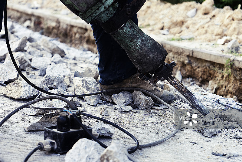 在建人行道上的钻机，用于建造新的人行道图片素材