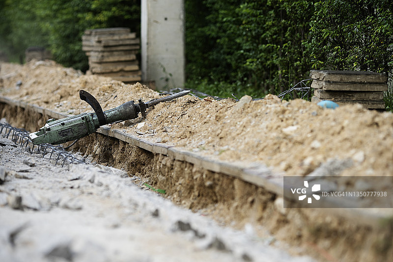 在建人行道上的钻机，用于建造新的人行道图片素材