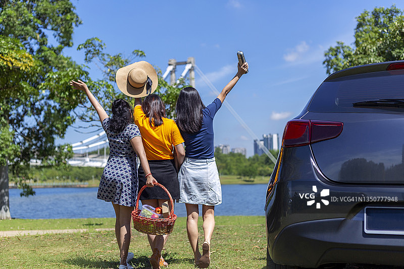 朋友们欣赏自然美景的背影图片素材