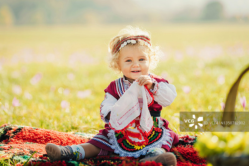穿保加利亚传统服饰的可爱女婴图片素材