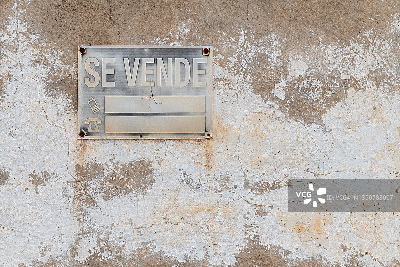 西班牙语的“出售”标志在枯萎的墙上图片素材