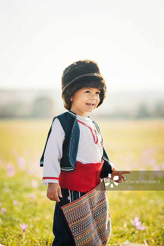 穿着保加利亚传统服装的可爱小男孩图片素材