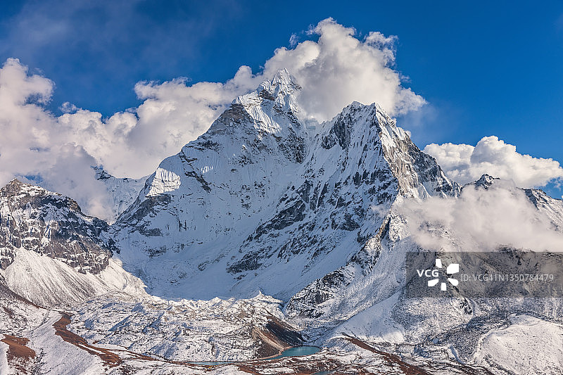 尼泊尔喜马拉雅山脉阿玛达布拉姆峰全景图片素材