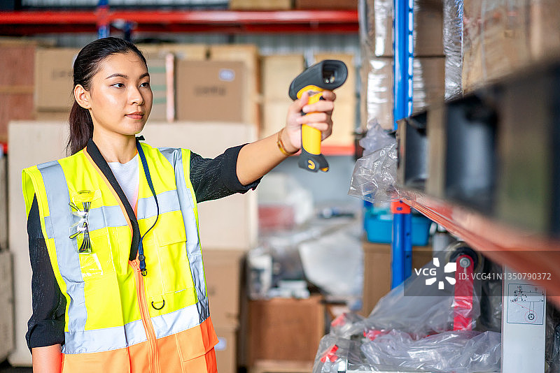 仓库工人使用扫描仪检查货物图片素材
