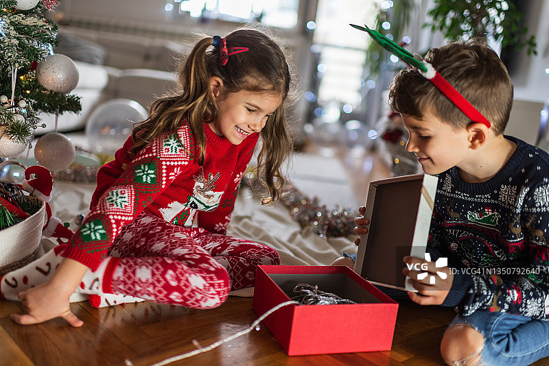 平安夜快乐孩子们图片素材