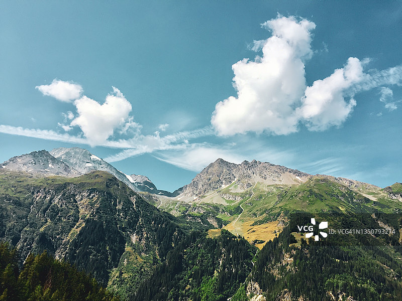 天空与山脉之间图片素材