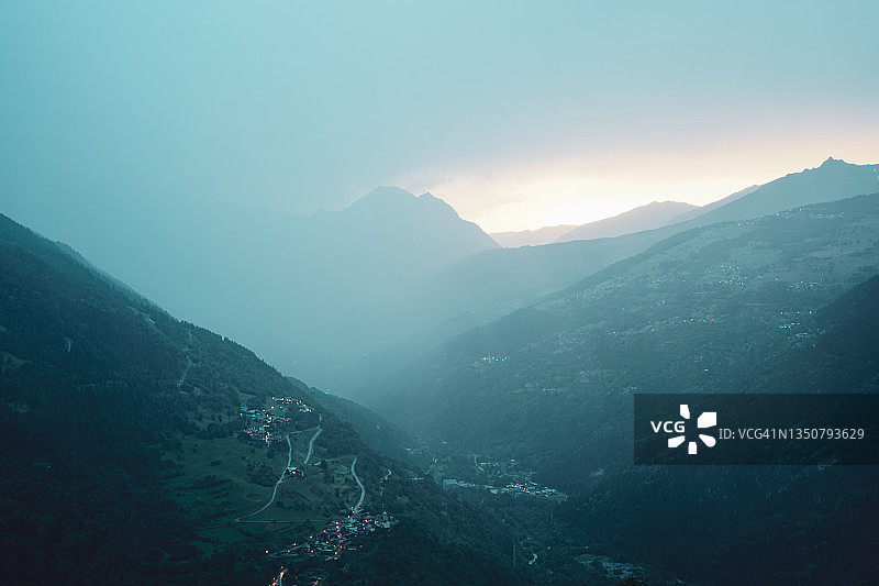 天空与山脉之间图片素材