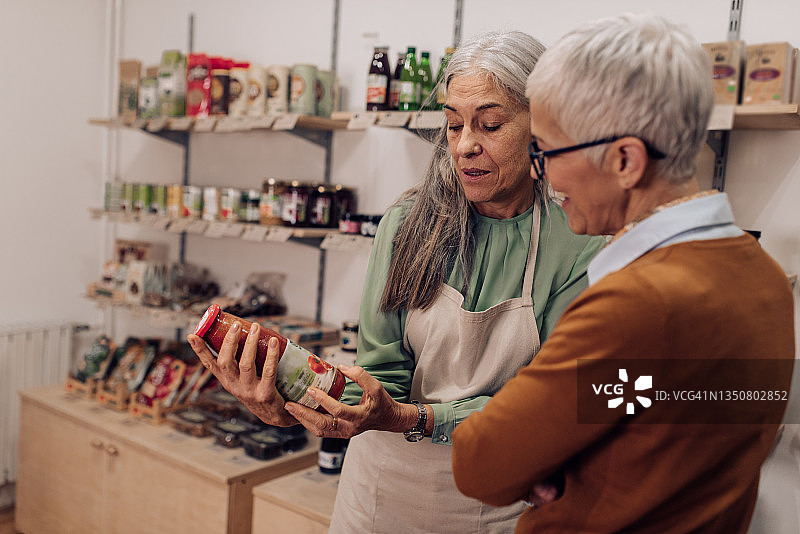 女售货员向顾客推荐产品图片素材