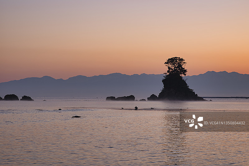 从雨晴海岸拍摄的立山山脉、富山湾和女岩图片素材