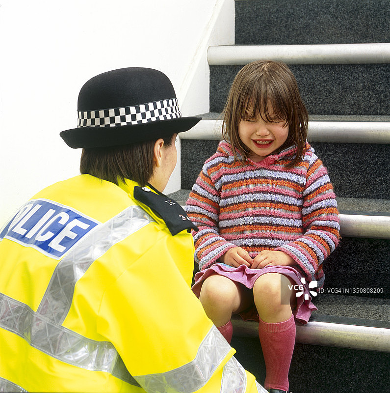 女警与年轻女孩谈话图片素材
