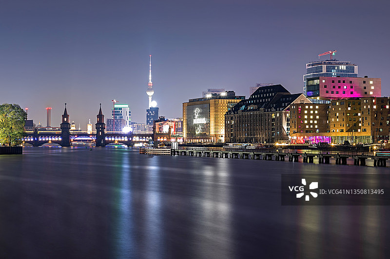 柏林“媒体河岸”天际线，含著名的上树桥和电视塔（柏林克罗伊茨贝格-弗里德里希斯海因区）图片素材