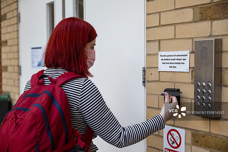 使用她的家庭钥匙卡图片素材