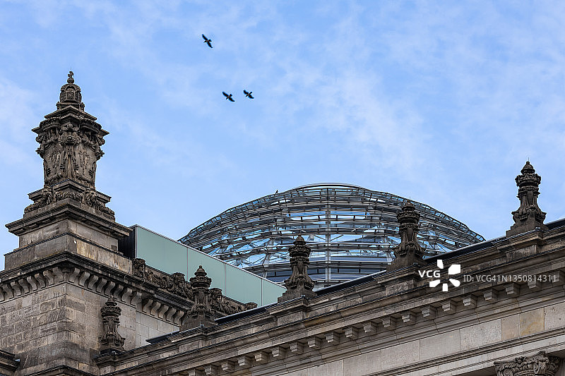 带有三只飞鸟的德国国会大厦穹顶（柏林，德国）图片素材
