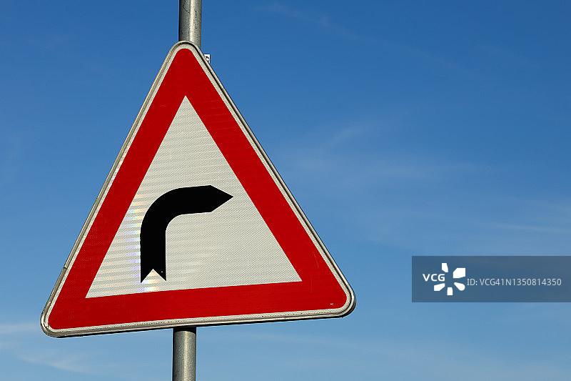 街道标志：前方右转弯图片素材