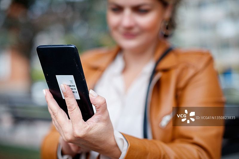 使用智能手机进行视频通话的女人图片素材