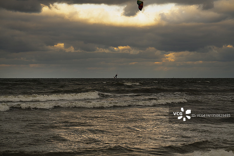 波兰索波特海岸的波罗的海风筝冲浪者图片素材