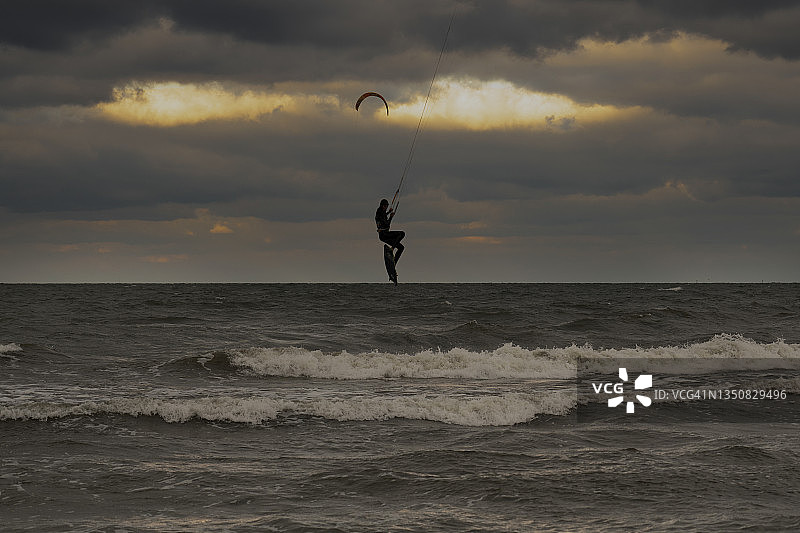 波兰索波特海岸的波罗的海风筝冲浪者图片素材