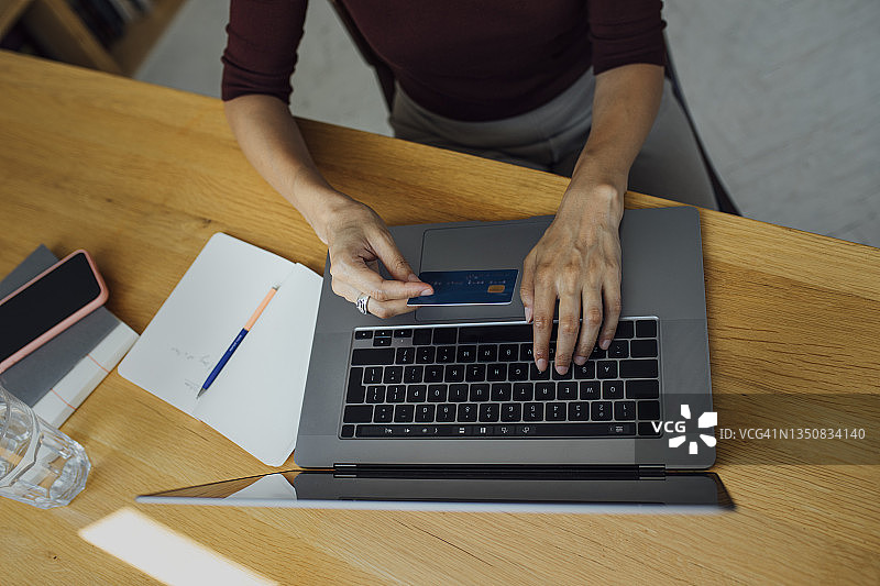 在家用信用卡购物的商务女性图片素材