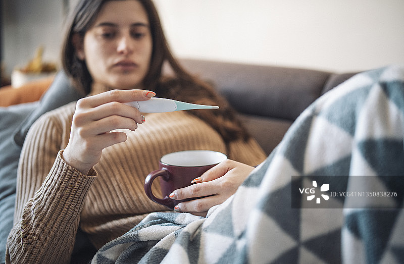 在家生病的人图片素材