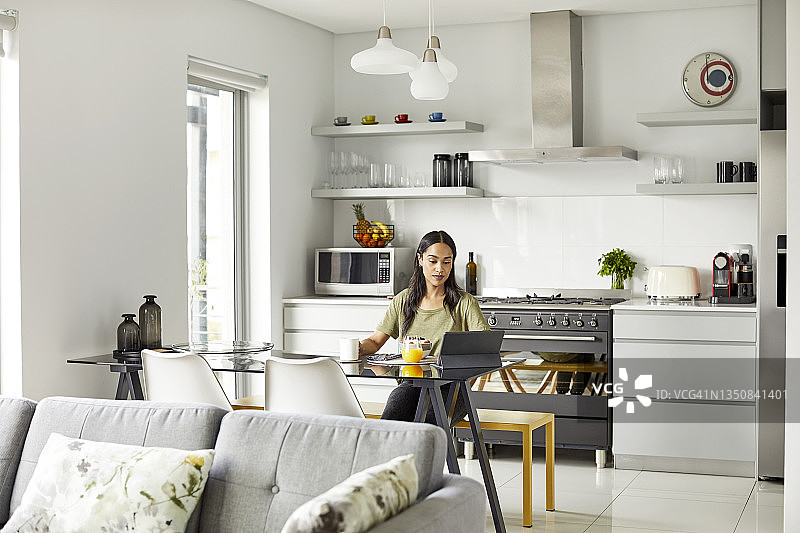 年轻女子用平板电脑看电影图片素材