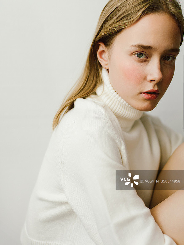 有着金色长发的严肃女孩图片素材