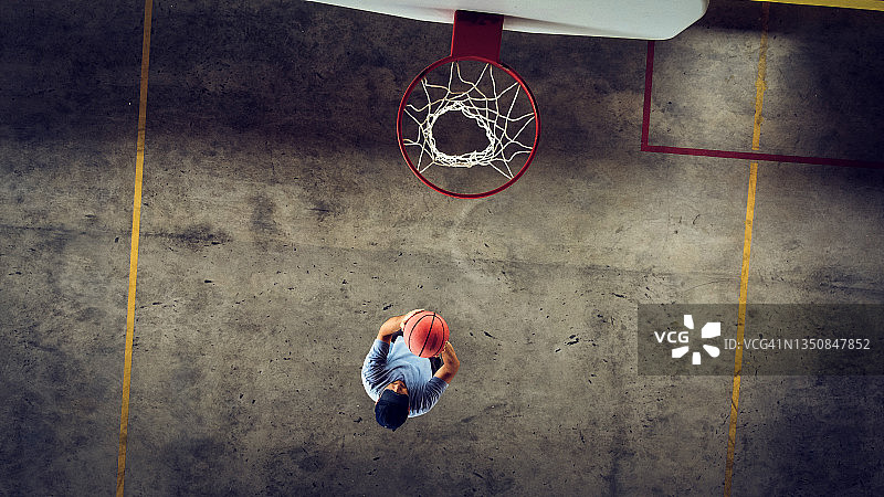 他独自训练，为下一场篮球比赛做准备。图片素材