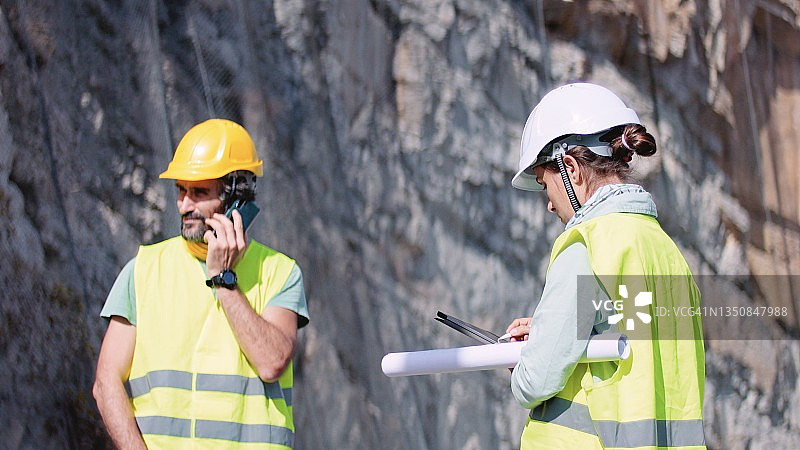 公路建设工程师正在工作，修建新高速公路图片素材