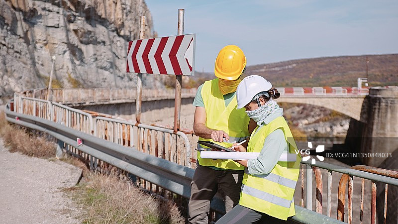 道路建设工程师工作场景，在新冠疫情期间修建新高速公路图片素材